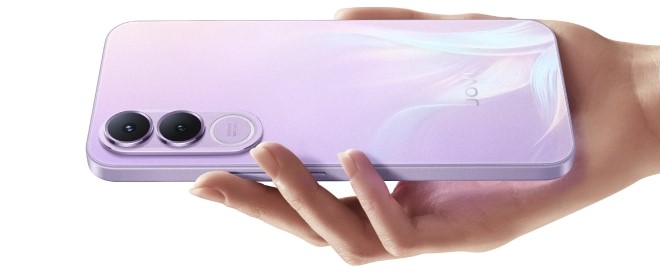 Smartphone JOVI V70 em uma mão